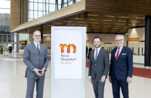 Wolram N. Diener mit Regional Head Marius Berlemann und Deputy Regional Head Gernot Ringling (von links, Foto: Messe Düsseldorf/Andreas Wiese)