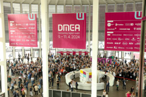 Eingangsbereich zur DMEA 2024 (Foto: Messe Berlin)