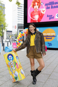 Stefanie Giesinger vor dem Kautopia Cube (Foto: Mars GmbH/Franziska Krug)