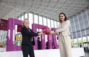 Ursula Baumann übergibt an Burcu Dural-Lange (von links, Foto: Messe Berlin)