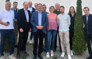 Der neue Aufsichtsrat der Messe Ried GmbH: Erich Rohrauer, Christian Bangerl, Roland Demmelbauer, Geschäftsführer Helmut Slezak, Michael Großbötzl, Bürgermeister Bernhard Zwielehner, Josef Wimmer, Doris Dim-Knoglinger, Otmar Hadaier, David Sternbauer, Dr. Sabine Wintersberger und Messepräsident Alfred Frauscher (von links, Foto: Messe Ried)