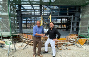Österreich-Pavillon-Projektleiter Alf Netek mit Norbert Tesch vor dem Pavillon Gelände (von links, Foto: Expo-Büro der WKO)