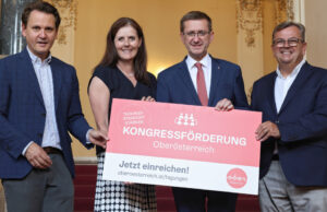 Andreas Winkelhofer ( OÖ Tourismus), Petra Riffert, Landesrat Markus Achleitner und Thomas Ziegler präsentieren die neue Kongressförderung (von links, Foto Land OÖ/Daniel Kauder)