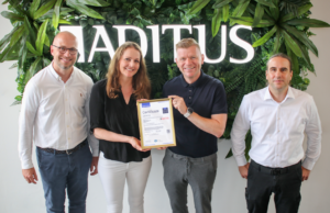 Sebastian Grein, Katrin Marusch, Marc Luzoff und Nils Müller mit dem ISO-Zertifikat (von links, Foto: Aditus)