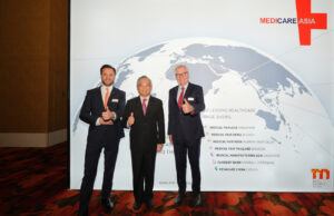Marius Berlemann mit Gan Kim Yong (Singapurs Vize-Premierminister und Minister für Handel und Industrie) und Gernot Ringling (Geschäftsführer Messe Düsseldorf Asia) (von links, Foto: Messe Düsseldorf)