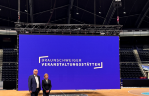 Stephan Lemke mit Anke Kapphammel von der städtischen Gesellschaft (Foto: Braunschweiger Veranstaltungsstätten GmbH)