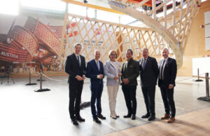 Phillip Gady, Martin Kocher, Johanna Mikl-Leitner, S.E. Ryuta Mizuuchi, Alf Netek von Expo Austria und Stefan Graf von Leyrer + Graf (von links, Foto: APA/Ben Leitner)