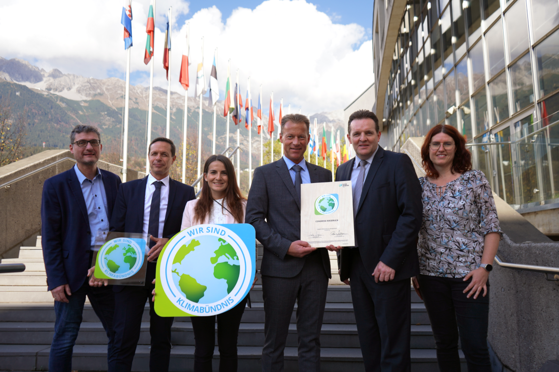 Andrä Stigger (Geschäftsführer Klimabündnis Tirol), Bernhard Zotz (Betriebsleiter Congress Innsbruck und Prokurist CMI), Anastasia Zangerl (Nachhaltigkeitsbeauftragte CMI), Hansjörg Stern (Betriebsleiter Messe Innsbruck und Prokurist CMI), René Zumtobel (Obmann Klimabündnis Tirol und Klimaschutz-Landesrat), Patricia Erler (Koordinatorin Kommunikation Klimabündnis Tirol) (von links, Foto: Congress Messe Innsbruck) Andrä Stigger (Geschäftsführer Klimabündnis Tirol), Bernhard Zotz (Betriebsleiter Congress Innsbruck und Prokurist CMI), Anastasia Zangerl (Nachhaltigkeitsbeauftragte CMI), Hansjörg Stern (Betriebsleiter Messe Innsbruck und Prokurist CMI), René Zumtobel (Obmann Klimabündnis Tirol und Klimaschutz-Landesrat), Patricia Erler (Koordinatorin Kommunikation Klimabündnis Tirol) (von links, Foto: Congress Messe Innsbruck)