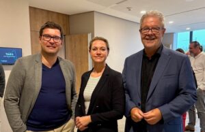Michael Tischer und Anna Griep mit dem Vorstandsvorsitzenden Jörn Raith (von links, Foto: degefest)