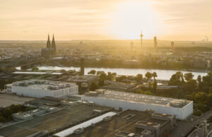 Luftaufnahme der Koelnmesse mit neuem Confex und Halle 1 (Foto: Koelnmesse/Esch)