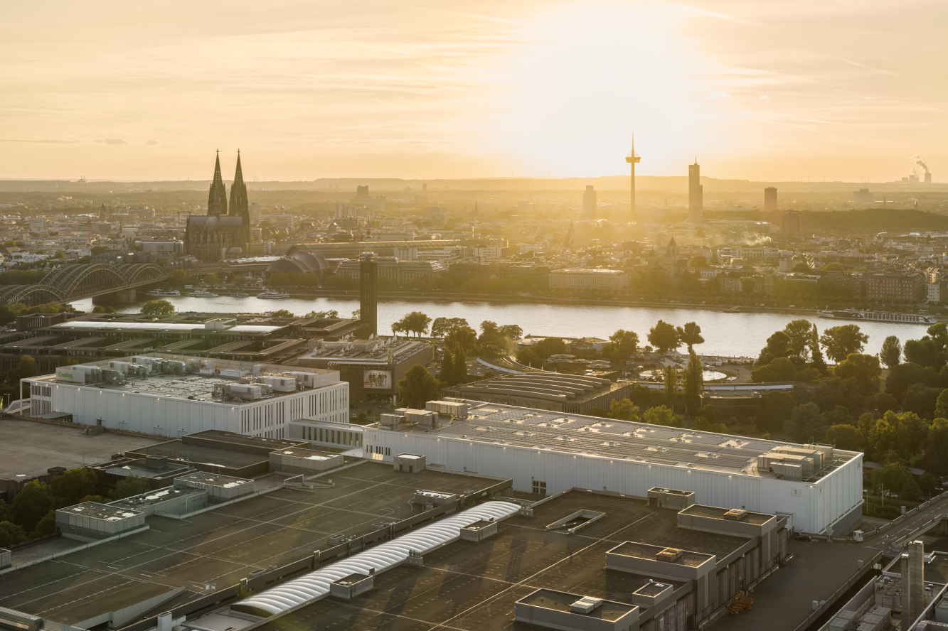 Luftaufnahme der Koelnmesse mit neuem Confex und Halle 1 (Foto: Koelnmesse/Esch)