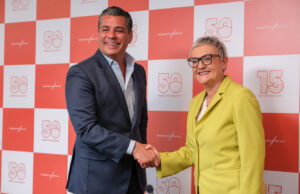 Petra Wolf von der NürnbergMesse Group gratuliert dem NürnbergMesse Brasil-Geschäftsführer João Paulo Picolo (Foto: NürnbergMesse Brasil)