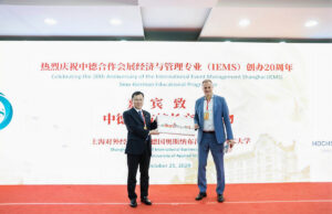 Prof. Dr. Wang Rongmin, Präsident der Suibe und Prof. Dr. Alexander Schmehmann, Präsident der Hochschule Osnabrück (von links, Fotos: Hochschule Osnabrück)