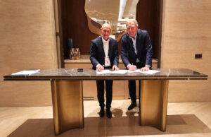 Geoff Dickinson (dmg events CEO) mit Gerald Böse (von links, Foto: dmg events)