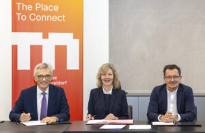 Benrhard J. Stempfle, Geschäftsführer Finanzen & Infrastruktur der Messe Düsseldorf, mit Petra Cullmann und Ingo Klöver bei der Vertragsunterzeichnung (von links, Foto: Messe Düsseldorf/ctillmann)