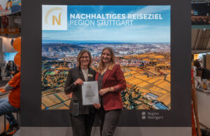 Nachhaltigkeitsmanagerin Stefanie Böpple nimmt das Nachhaltigkeitssiegel von Tamara Ullmann, Regio Stuttgart Marketing- und Tourismus, entgegen (von links, Foto: Landesmesse Stuttgart GmbH & Co. KG)