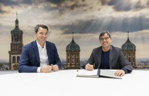 Lorenz A. Rau mit dem M-net CEO Nelson Killius (vob links, Foto: M-net)