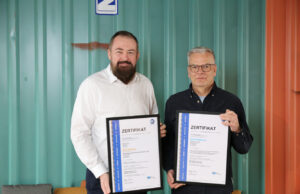 Jörg Grünewald (Geschäftsführer Bartenbach Werbemittel) und CEO Tobias Bartenbach mit den ISO-Zertifikaten (von links, Foto: Bartenbach)