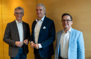 Bernhard J. Stempfle mit Jörg Rutschke und Edgar Pauleweit von SV (von links, Foto: Birken/Messe Düsseldorf)
