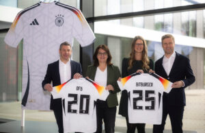 Sebastian Holtz (Bitburger Braugruppe), Heike Ullrich (DFB), Stephanie Bullmann (Bitburger Braugruppe) und Dr. Holger Blask (DFB) (von links, Foto: Thomas Boecker/DFB)