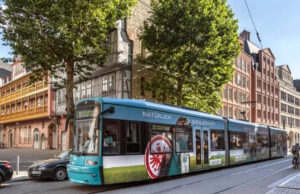 Straßenbahn vor der Frankfurter Neuen Altstadt (Foto: traffiQ/Helmut Vogler)