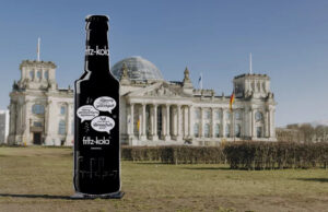 fritz-kola Installation vor dem Bundestag (Foto: fritz-kola)