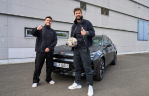 Moderator und Content Creator Paul Frege mit Gerard Piqué (von links, Foto: Cupra)