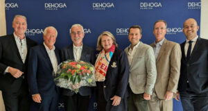 Jens Stacklies, Michael Conrad, Bernd Aufderheide, Kathrin Wirth-Ueberschär, Hannes Vater, Gerald Pütter und Simon Wieck (von links, Foto: Dehoga Hamburg)