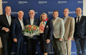 Jens Stacklies, Michael Conrad, Bernd Aufderheide, Kathrin Wirth-Ueberschär, Hannes Vater, Gerald Pütter und Simon Wieck (von links, Foto: Dehoga Hamburg)