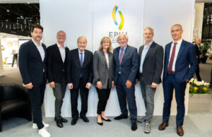 Roland Brand (CEO Easyfairs DACH-Italy), Benoit David (Easyfairs Group Head of M&A Deals and Strategic Alliances), André Collard (EPHJ Gründer), Anne Lafère (Easyfairs Group CEO), Olivier Saenger (EPHJ Gründer), Matt Benyon (Easyfairs Group CEO) und Alexandre Catton (EPHJ Event Manager) (von links, Foto: Easyfairs)