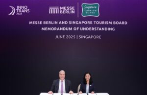 Dirk Hoffmann bei der Unterzeichnung des Memorandum of Understanding (Foto: Messe Berlin)