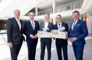 CEO Peter Ottmann, Finanzminister Markus Füracker, Thomas Koch, Wolfgang Kranz, OB Marcus König (von links, Foto: Ralf Rödel/NürnbergMesse)