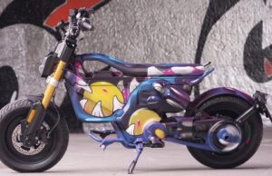 Serviceplan Suisse und BMW Motorrad inszenieren den CE 02 BMW CE 02 als Little Monster (Foto: Serviceplan Group)