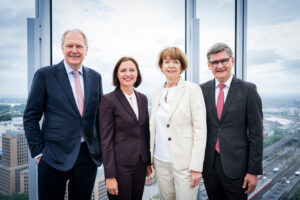 CEO Gerald Böse, Silke de Witt (Zentralbereichsleiterin Finanzen und Controlling), Henriette Reker (Oberbürgermeisterin der Stadt Köln und Vorsitzende des Aufsichtsrats der Koelnmesse) und COO Oliver Frese (von links, Foto: Koelnmesse/Oliver Wachenfeld)