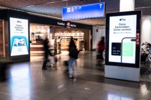 Die Apple Pay-Kampagne am Flughafen Frankfurt (Fotos: Media Frankfurt)