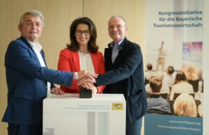 Bayern senkt Hürden für Kongressförderung Bertram Brossardt (Hauptgeschäftsführer vbw Bayern), Tourismusministerin Michaela Kaniber und Wolfgang Kerkhoff (Eurokongress GmbH) im Juli letzten Jahres beim Startschuss zum Online-Portal für Förderanträge (von links, Foto: StMELF/Pia Regnet)