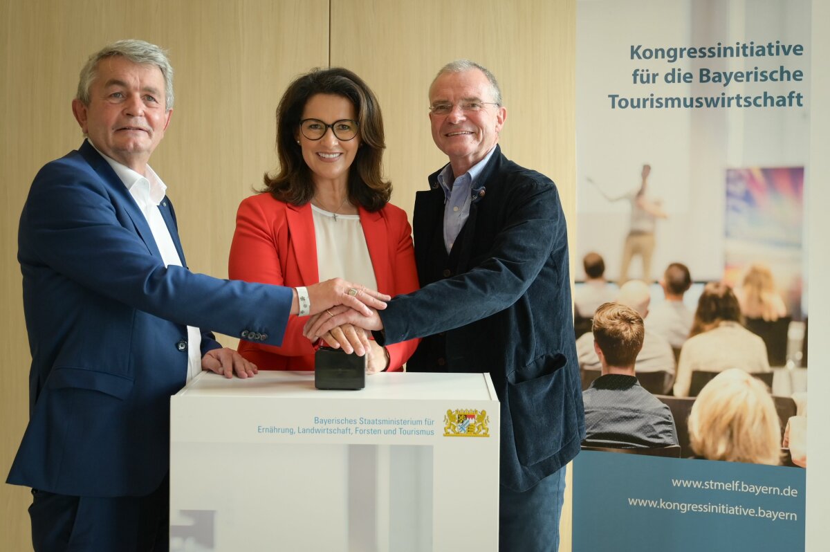Bertram Brossardt (Hauptgeschäftsführer vbw Bayern), Tourismusministerin Michaela Kaniber und Wolfgang Kerkhoff (Eurokongress GmbH) im Juli letzten Jahres beim Startschuss zum Online-Portal für Förderanträge (von links, Foto: StMELF/Pia Regnet) Bertram Brossardt (Hauptgeschäftsführer vbw Bayern), Tourismusministerin Michaela Kaniber und Wolfgang Kerkhoff (Eurokongress GmbH) im Juli letzten Jahres beim Startschuss zum Online-Portal für Förderanträge (von links, Foto: StMELF/Pia Regnet)