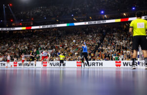 Würth und Infront verlängern Handball-Partnerschaft Das Würth Logo bei der Handballeuropameisterschaft 2024 (Foto: Axel Heimken/kolektiff)