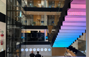 Kärntner Sparkasse setzt auf Ars Electronica Solutions Ars Electronica Solutions gestaltet Installationen für Kärntner Sparkasse (Fotos: Ars Electronica/Isabel Schölmbauer)