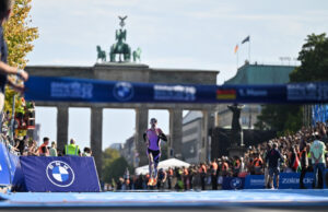 BMW Berlin-Marathon 2025: Neuer iX3 feierte Premiere BMW Berlin-Marathon 2025 (Foto: SCC Events/Petko Beier)