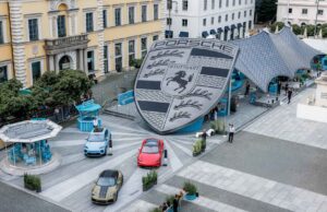 Porsche inszeniert sein Markenwappen auf der IAA Mobility