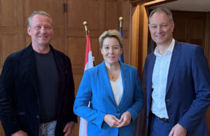Messe Berlin verlängert mit Messechef Mario Tobias bis 2031 Eric Schweitzer, Franziska Giffey und Mario Tobias (von links, Foto: Messe Berlin)