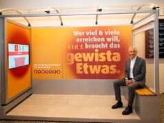 Wartehalle als Messestand: Gewista bei den Medientagen 2025 Gewista CEO Franz Solta in der mobilen Wartehalle (Foto: Christoph Dittrich)