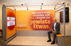 Wartehalle als Messestand: Gewista bei den Medientagen 2025 Gewista CEO Franz Solta in der mobilen Wartehalle (Foto: Christoph Dittrich)