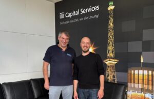 Gahrens + Battermann gewinnt Rahmenvertrag mit der Messe Berlin Wolfgang Heiß von G+B mit Sven Romann von MB Capital Services (von links, Foto: Gahrens + Battermann)