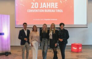 Convention Bureau Tirol feierte 20. Geburtstag 20 Jahre Convention Bureau Tirol: Marketingleiter Patricio Hetfleisch, ehemalige Leiterin Veronika Schumann, Bereichsleiterin Julia Steiner, Head of Convention Bureau Tirol Theresa Müssiggang und Geschäftsführerin Karin Seiler (von links, Foto: Tirol Werbung)