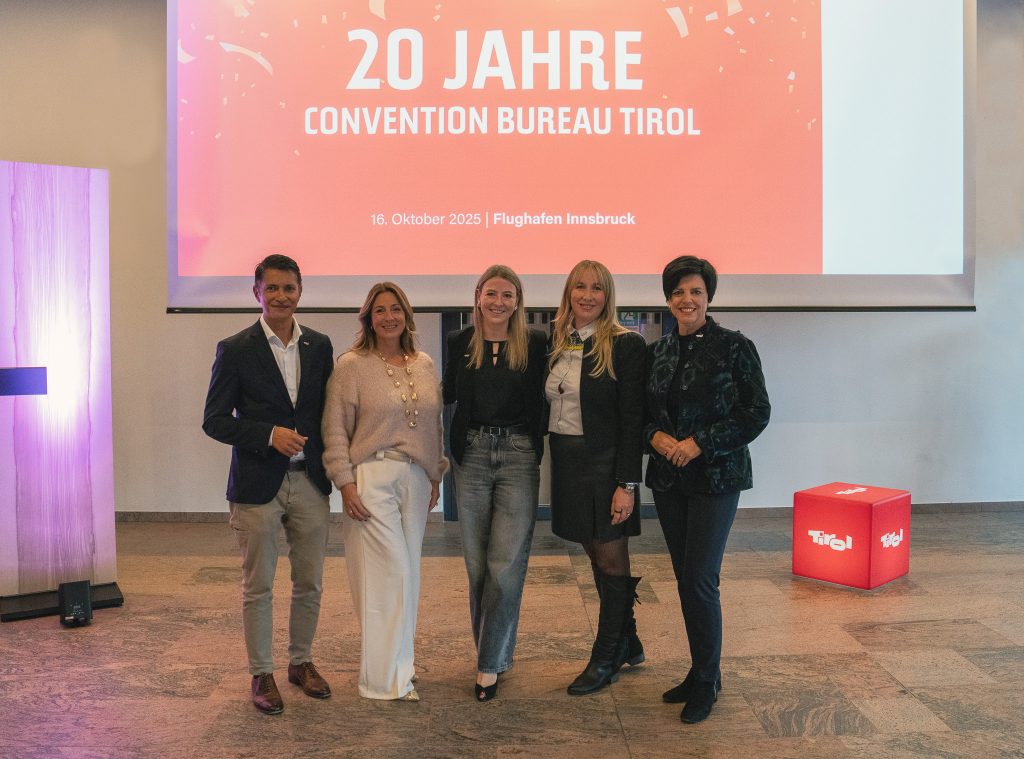 20 Jahre Convention Bureau Tirol: Marketingleiter Patricio Hetfleisch, ehemalige Leiterin Veronika Schumann, Bereichsleiterin Julia Steiner, Head of Convention Bureau Tirol Theresa Müssiggang und Geschäftsführerin Karin Seiler (von links, Foto: Tirol Werbung) 20 Jahre Convention Bureau Tirol: Marketingleiter Patricio Hetfleisch, ehemalige Leiterin Veronika Schumann, Bereichsleiterin Julia Steiner, Head of Convention Bureau Tirol Theresa Müssiggang und Geschäftsführerin Karin Seiler (von links, Foto: Tirol Werbung)