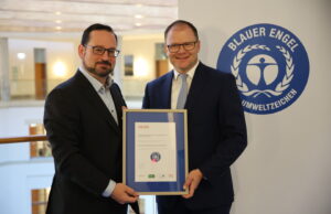 Blauer Engel: DBU-Event mit neuem Umwelt-Gütesiegel Alexander Bonde mit dem Bundesumweltminister Carsten Schneider (von links, Foto: Markus Große Ophoff/DBU)