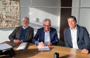 Display International erweitert Geschäftsführung Notar Auernhammer, Klaus Nock und Hendrik Schönkes (von links, Foto: Display International)