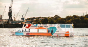 Neues Krombacher Spezi-Eventschiff im Hamburger Hafen Neues Krombacher Spezi-Eventschiff im Hamburger Hafen (Foto: Krombacher)